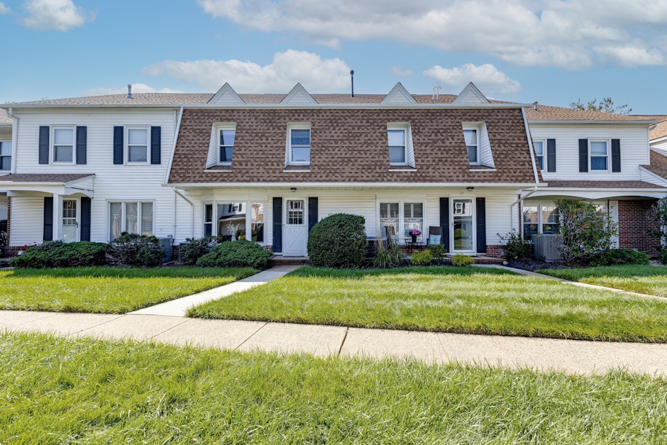 31 Eastham Village, Scotch Plains, NJ 07076, Presented by Beth Sullivan